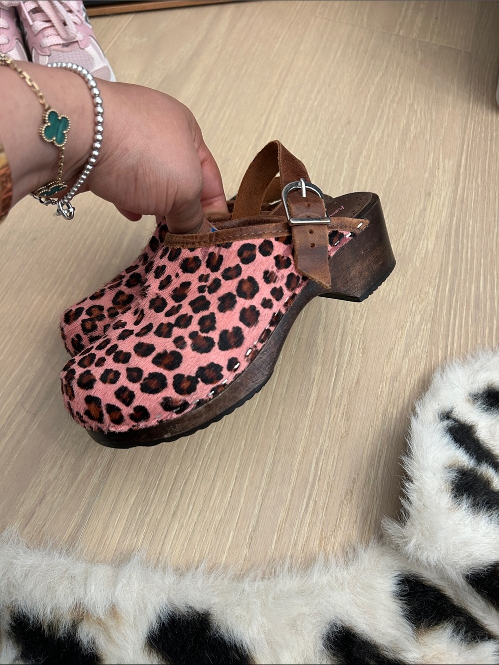 Hanna Andersson Pink Leopard Print Leather Clogs  Brown Strap girls size 1.5